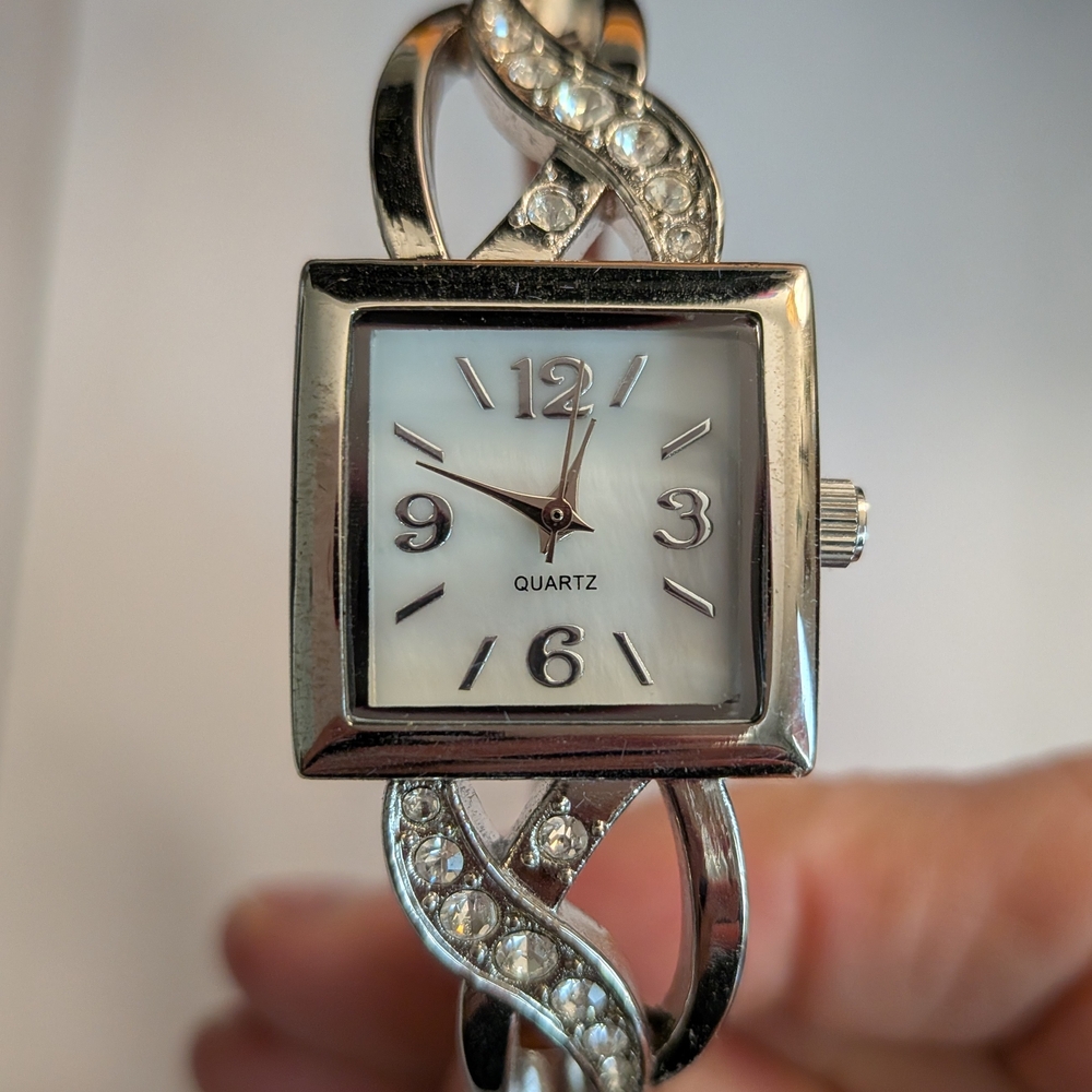 Elegant Avon Women's Quartz Movement Watch Bracelet